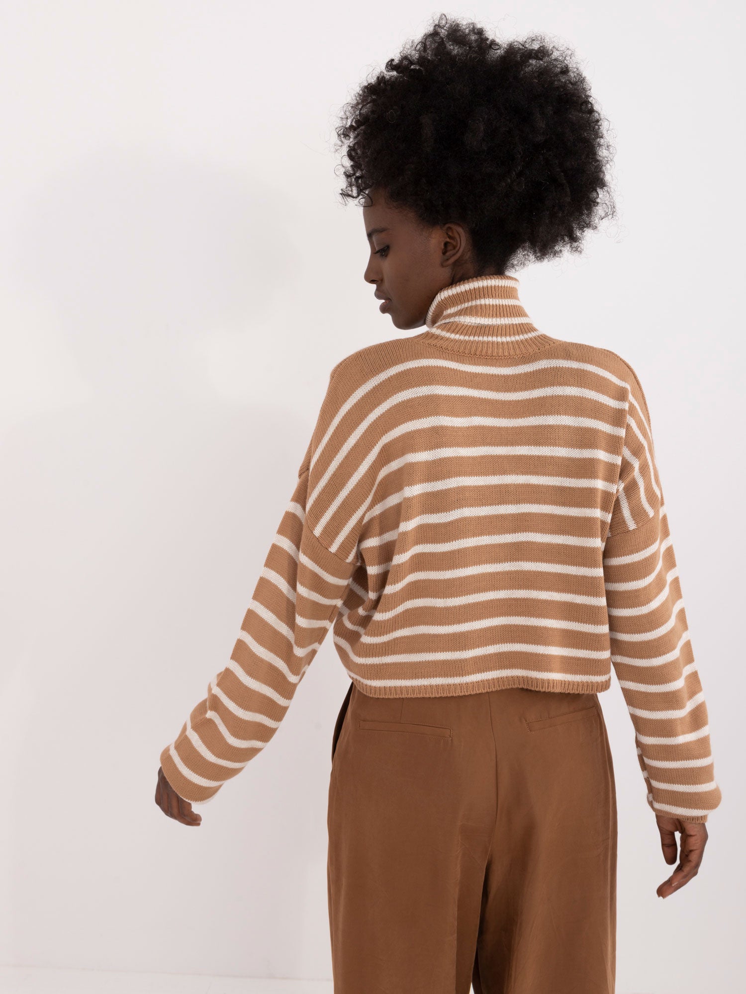 Camelowy damski krótki sweter w paski