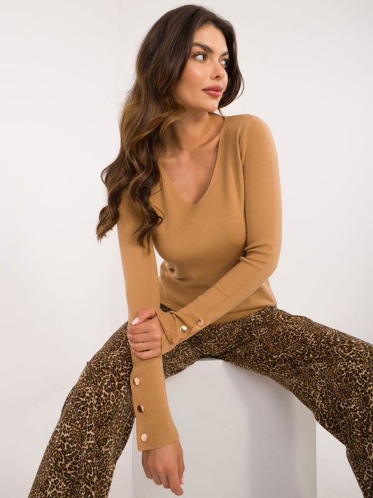 Camelowy dopasowany sweter klasyczny z dekoltem V