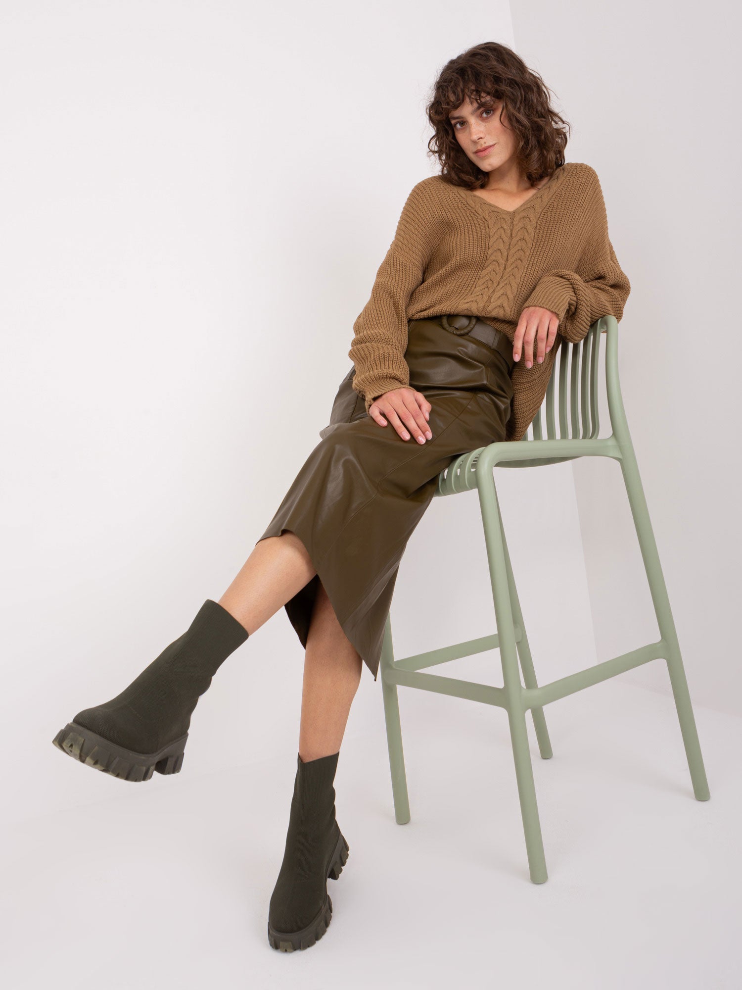 Camelowy sweter klasyczny ze ściągaczami