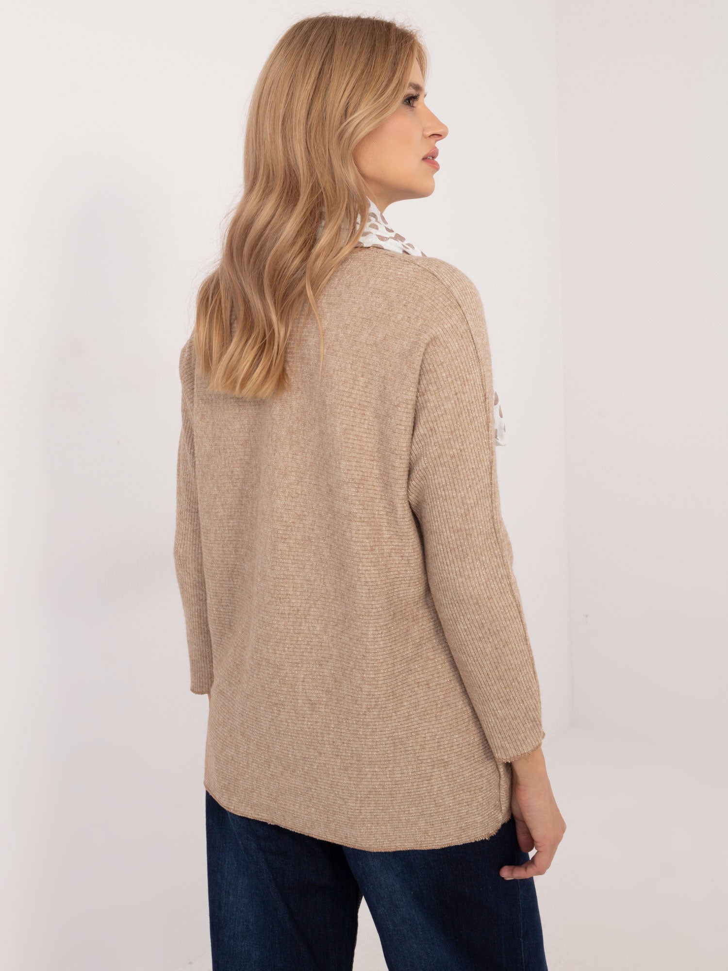 Camelowy damski sweter oversize z dekoltem V