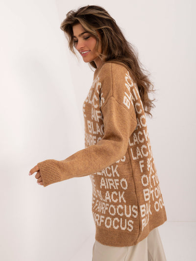 Camelowy damski sweter oversize z długim rękawem