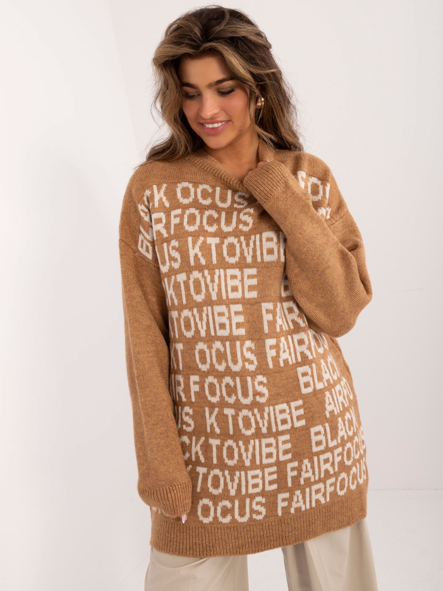 Camelowy damski sweter oversize z długim rękawem