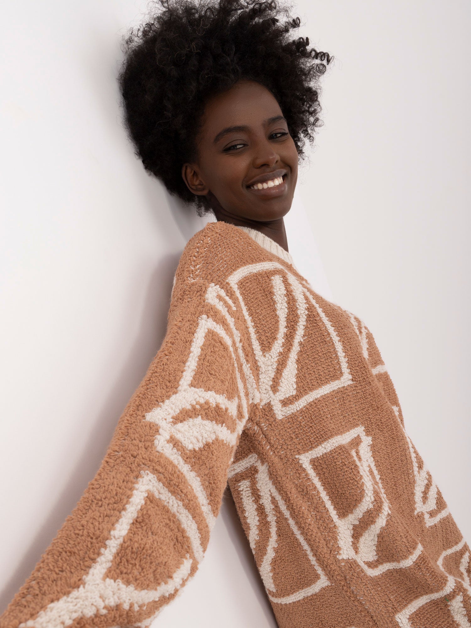 Camelowy sweter damski we wzory