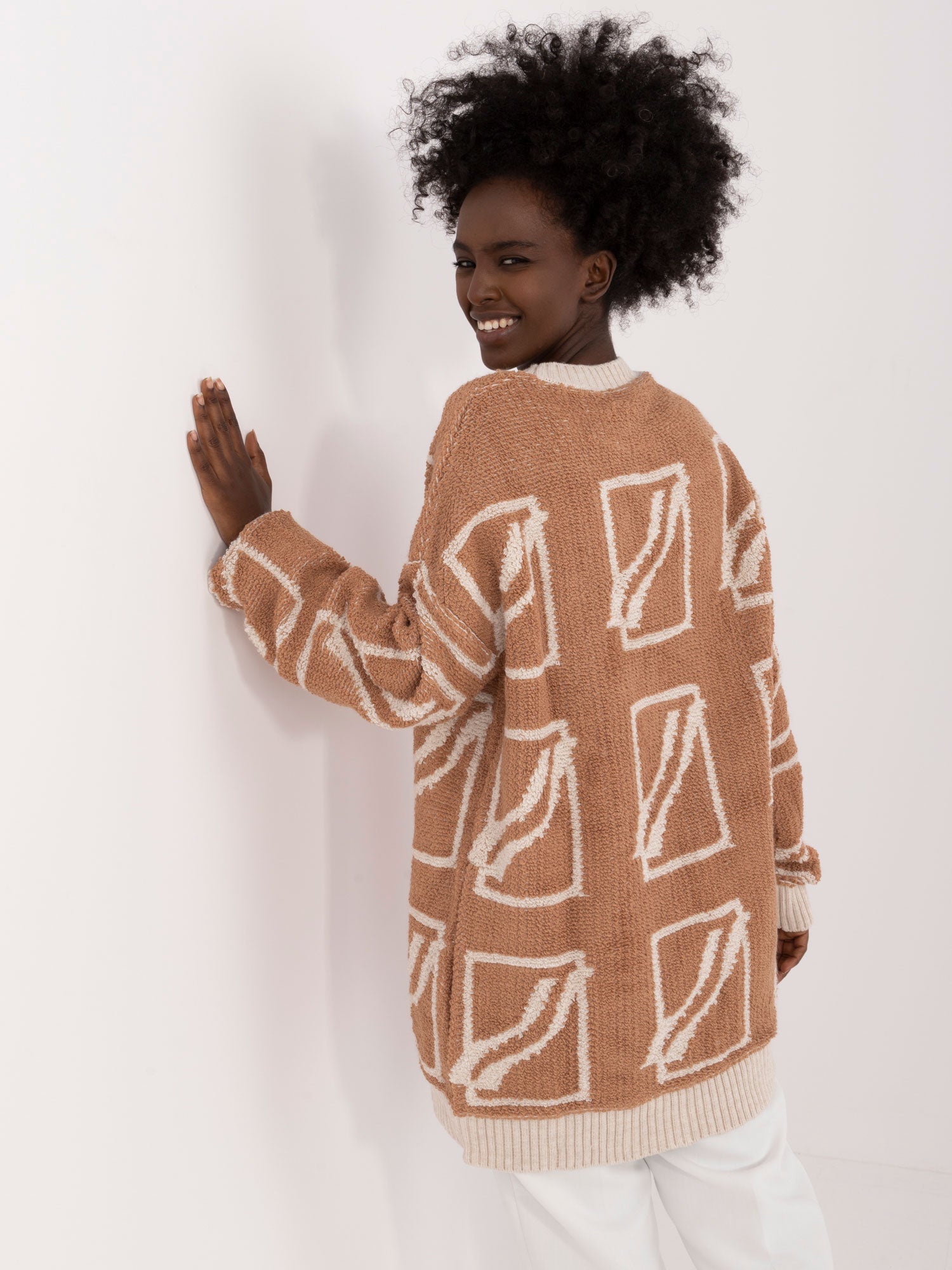 Camelowy sweter damski we wzory