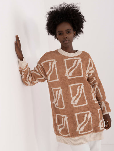 Camelowy sweter damski we wzory