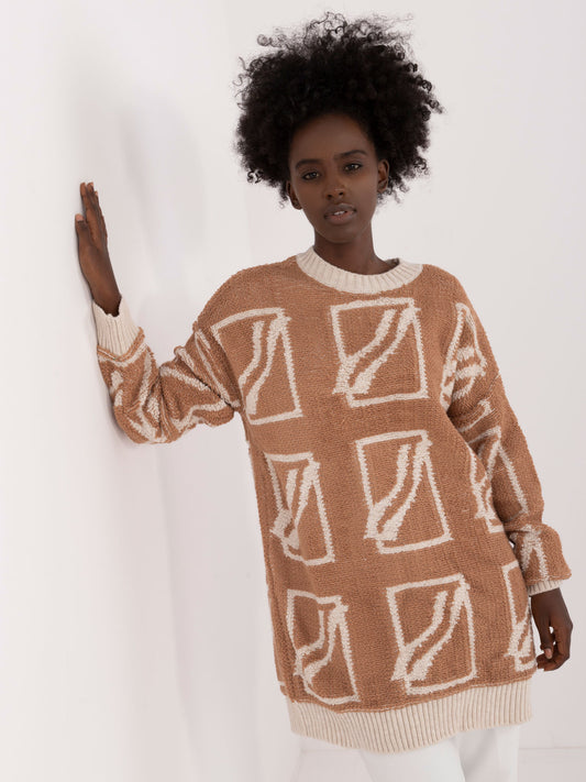 Camelowy sweter damski we wzory