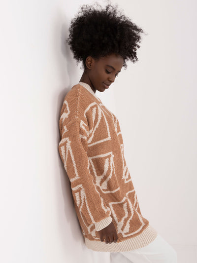 Camelowy sweter damski we wzory