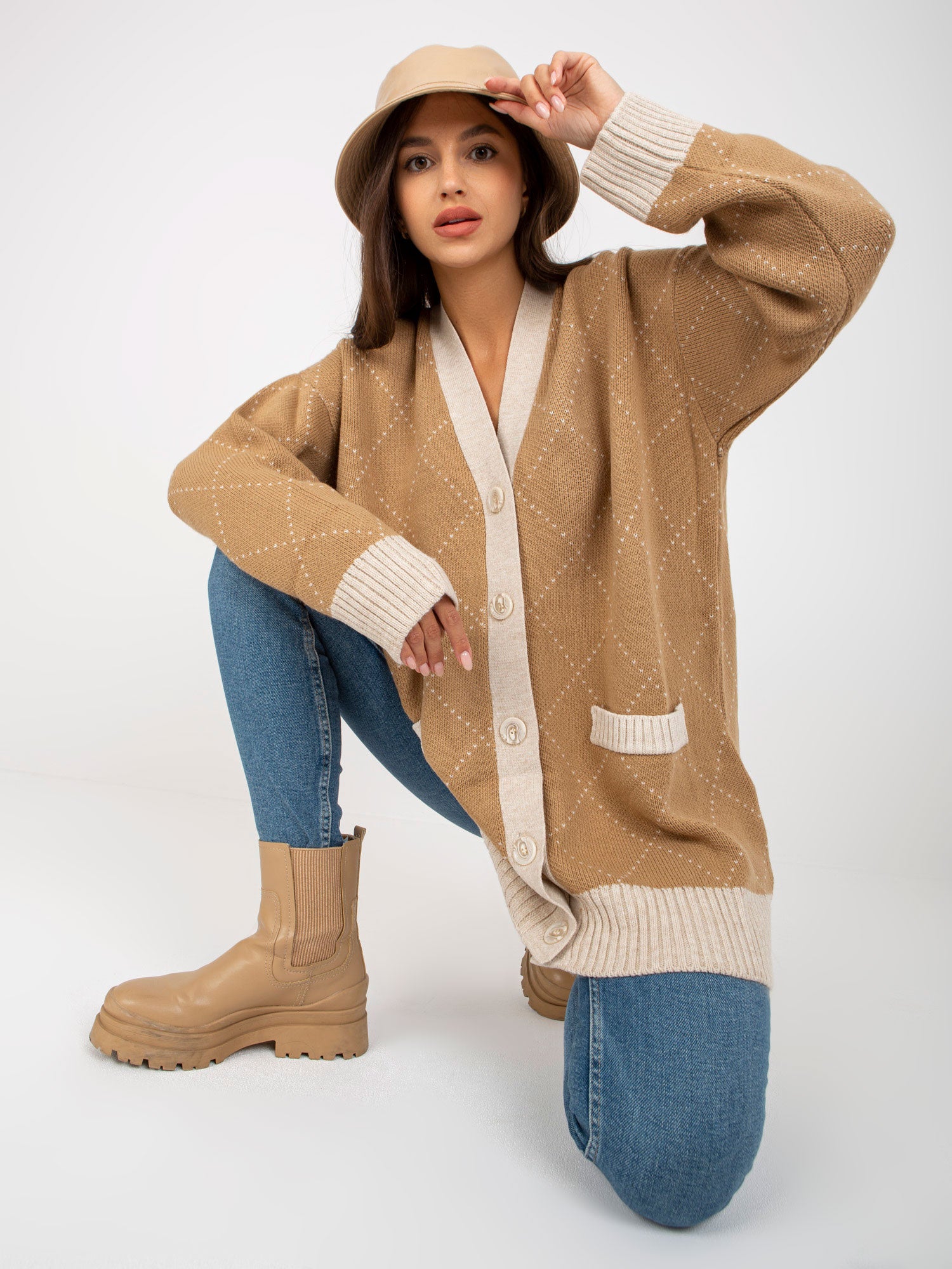 Camelowy sweter rozpinany ze wzorem RUE PARIS