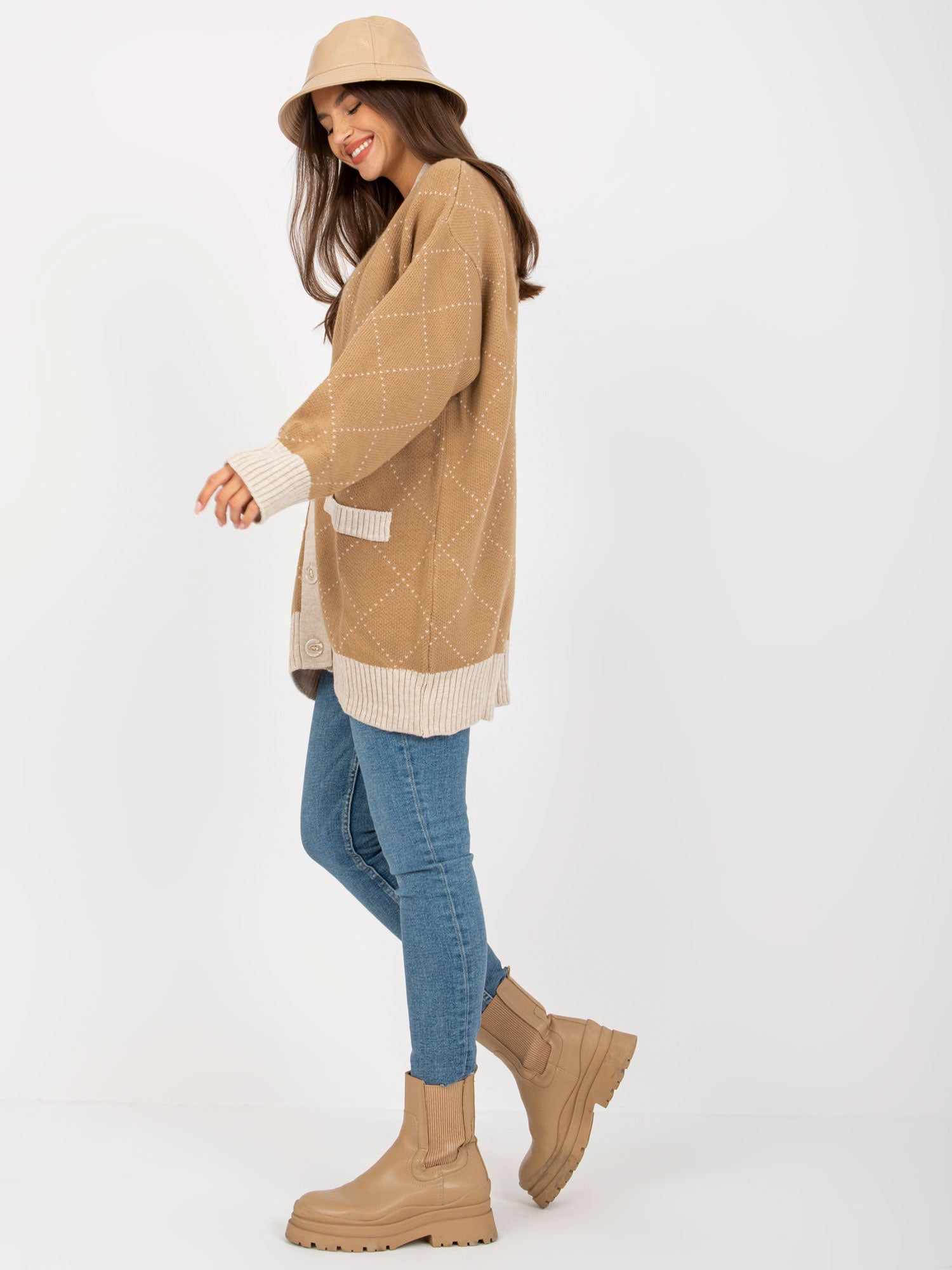 Camelowy sweter rozpinany ze wzorem RUE PARIS