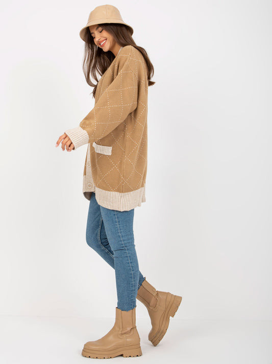 Camelowy sweter rozpinany ze wzorem RUE PARIS