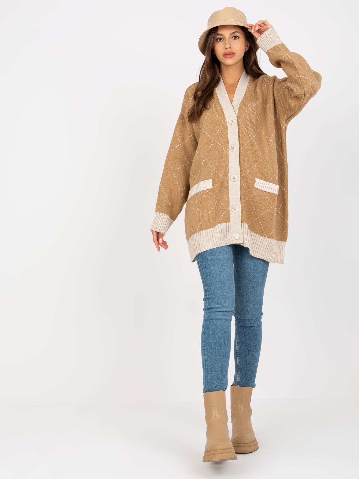 Camelowy sweter rozpinany ze wzorem RUE PARIS