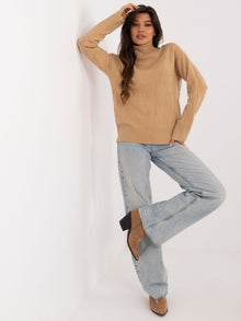 Camelowy sweter z golfem o kroju oversize