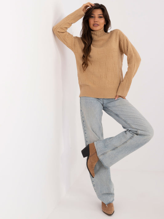 Camelowy sweter z golfem o kroju oversize