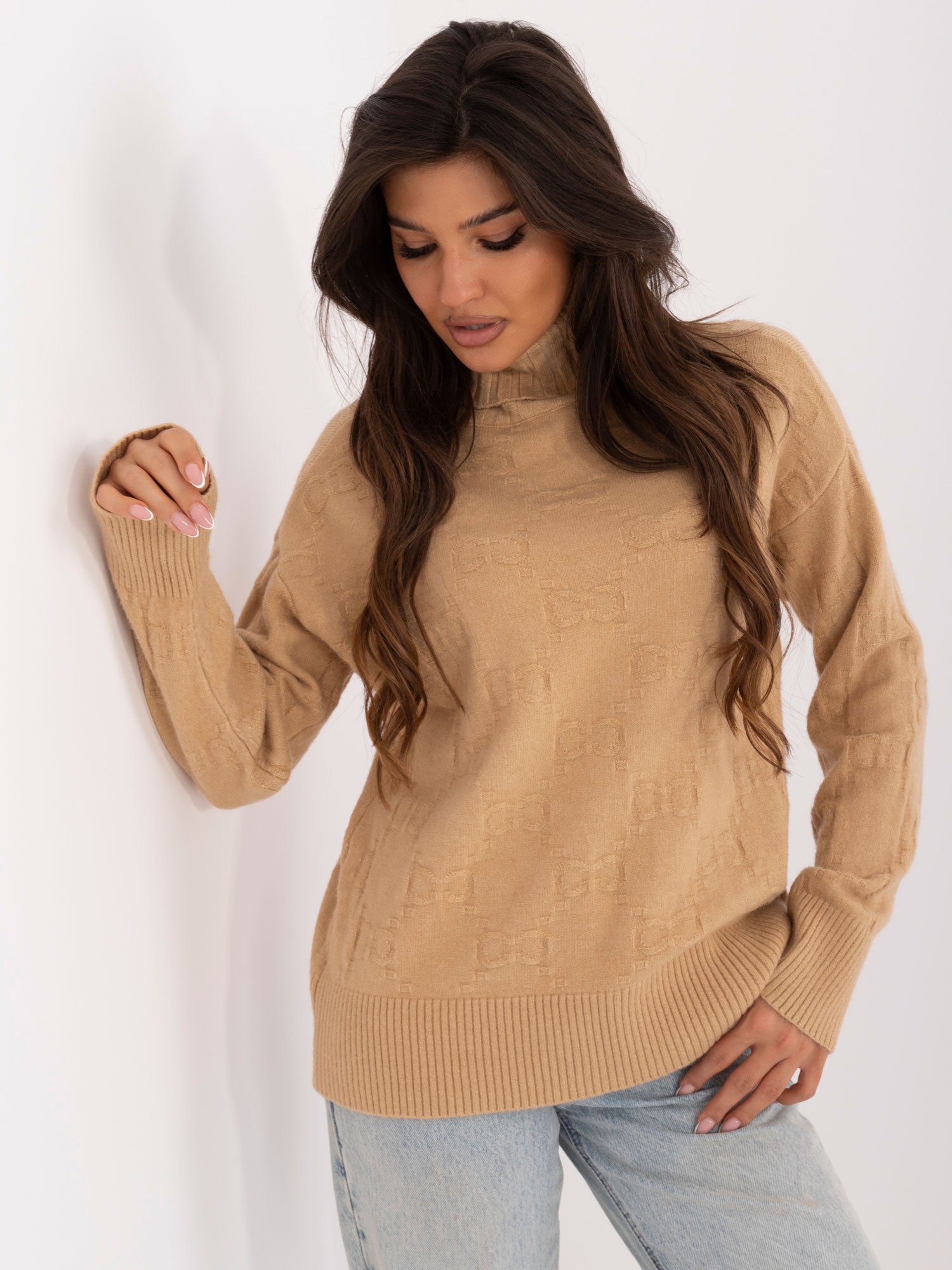 Camelowy sweter z golfem o kroju oversize