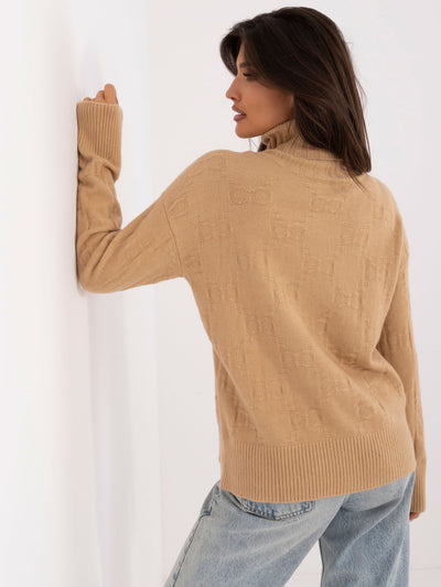 Camelowy sweter z golfem o kroju oversize
