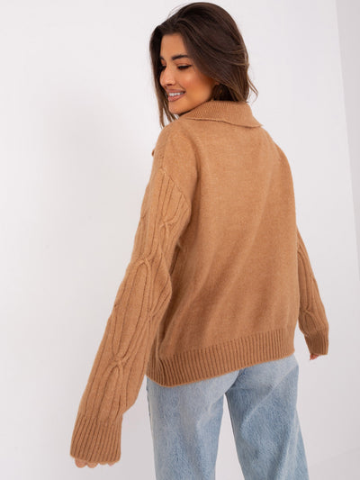 Camelowy sweter z warkoczami i kołnierzem
