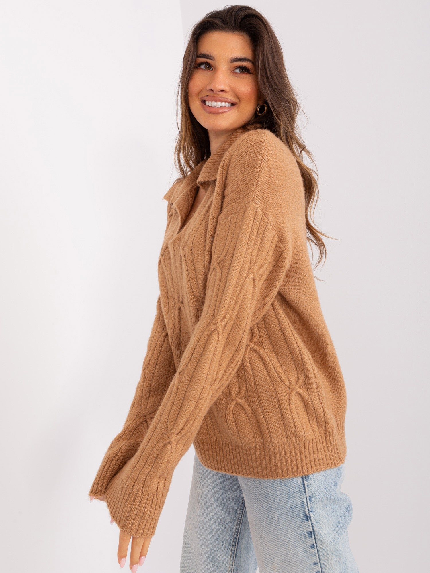Camelowy sweter z warkoczami i kołnierzem