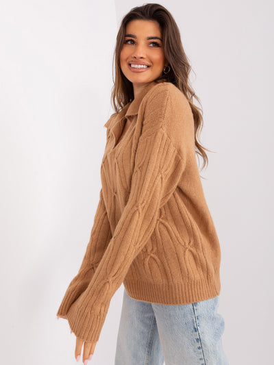 Camelowy sweter z warkoczami i kołnierzem