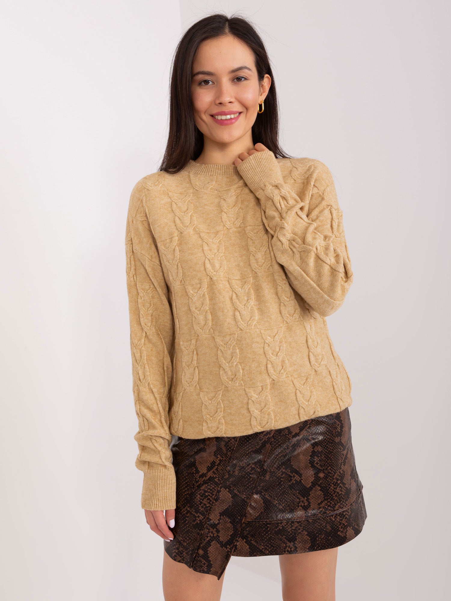 Camelowy sweter z warkoczami i ściągaczami