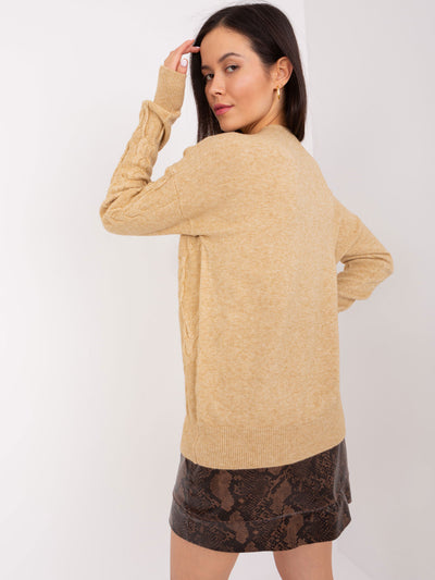 Camelowy sweter z warkoczami i ściągaczami