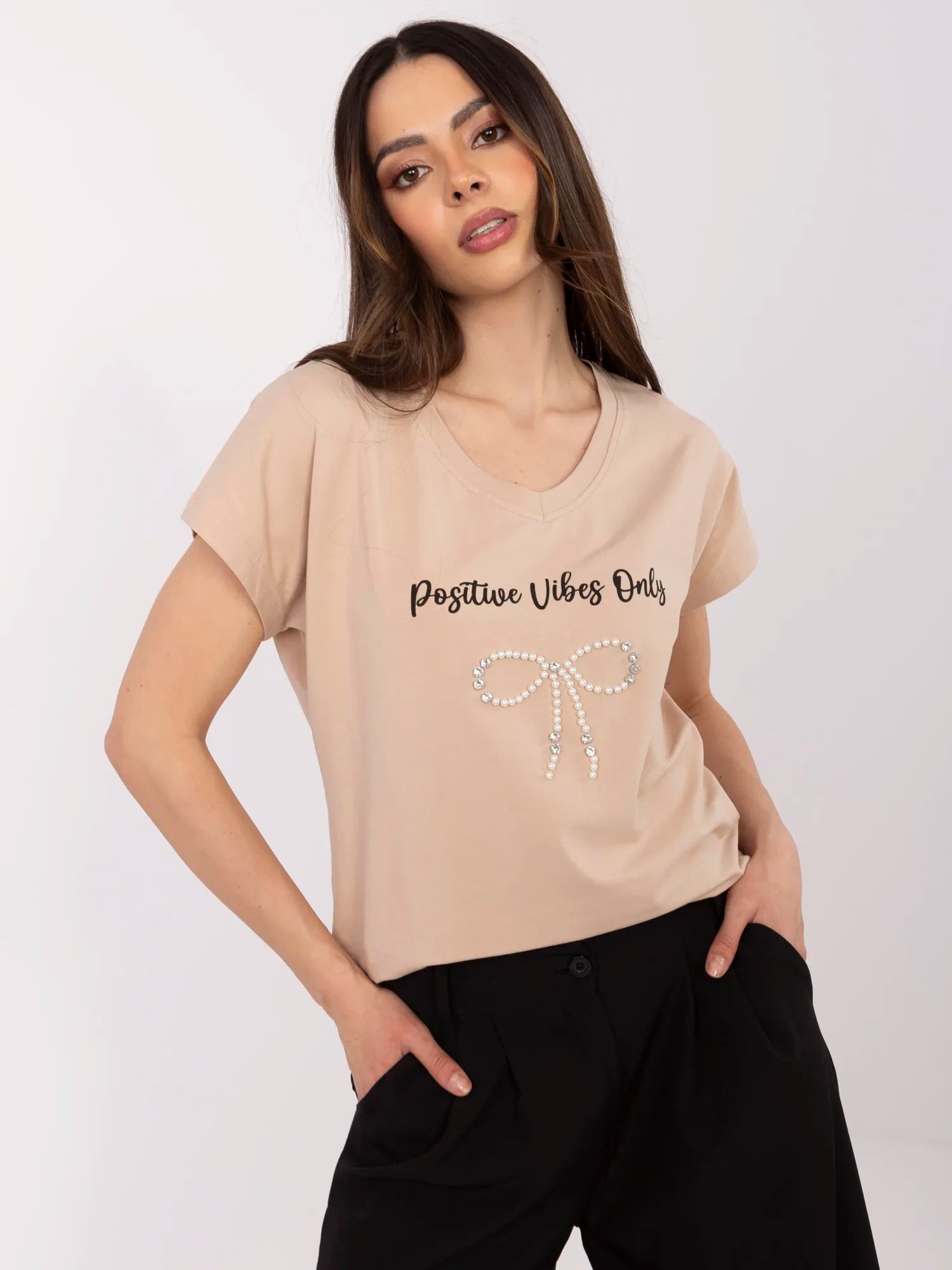 Camelowy t-shirt damski t-shirt z perełkami