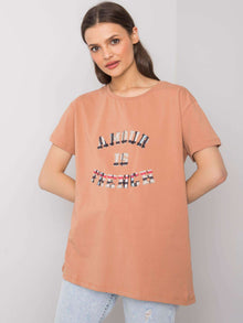 Camelowy t-shirt damski z napisem