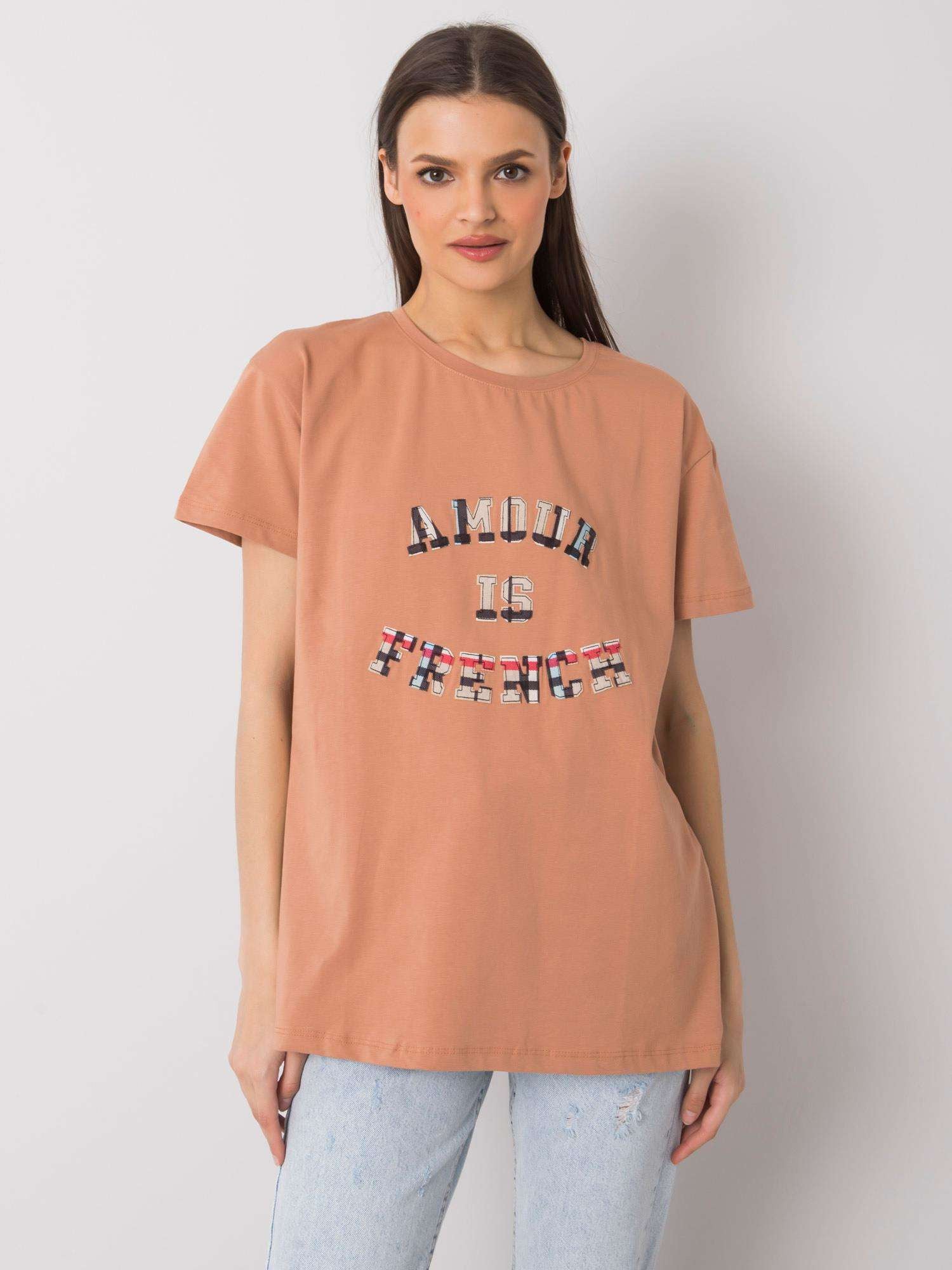 Camelowy t-shirt damski z napisem