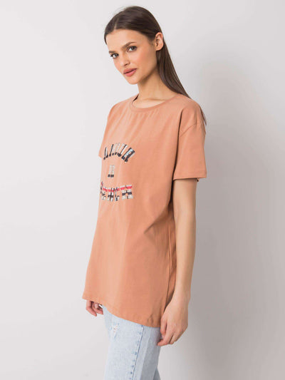 Camelowy t-shirt damski z napisem