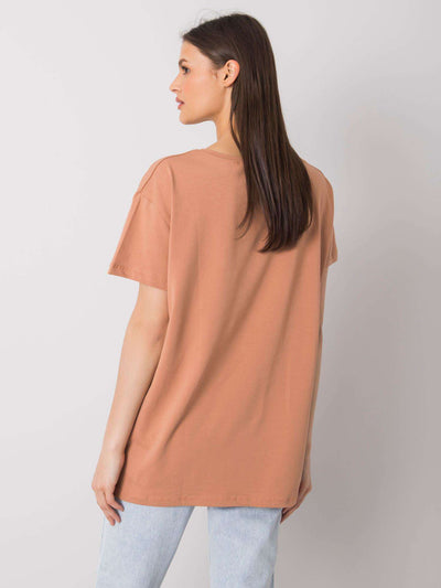 Camelowy t-shirt damski z napisem