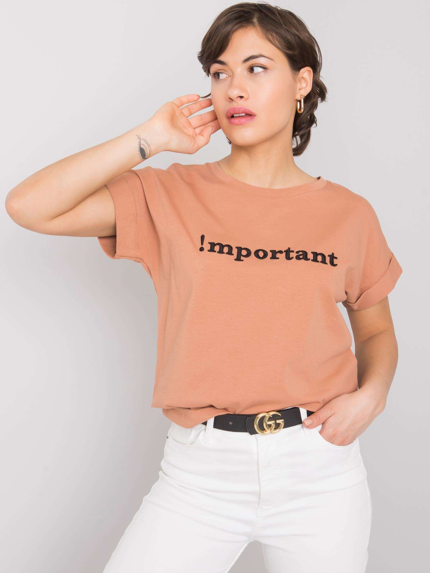 Camelowy t-shirt z haftowanym napisem