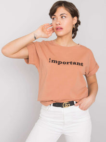 Camelowy t-shirt z haftowanym napisem