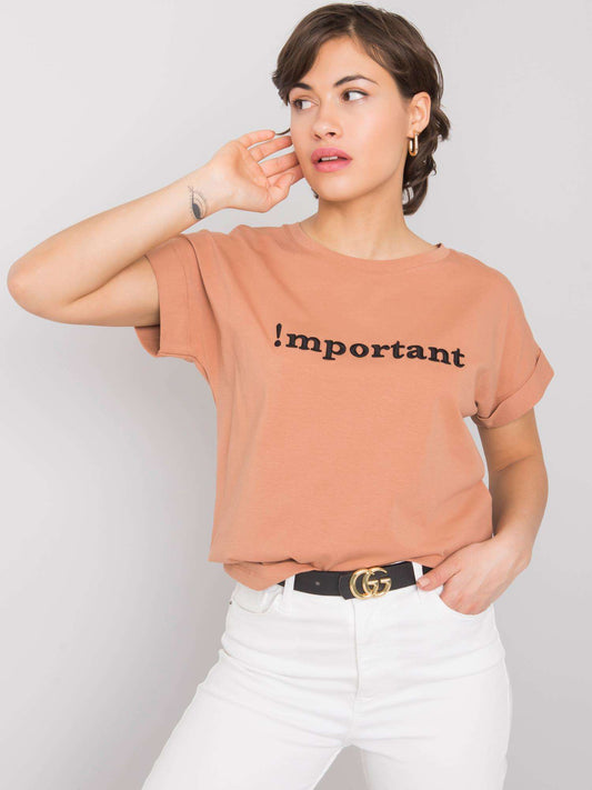 Camelowy t-shirt z haftowanym napisem