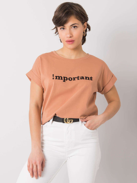 Camelowy t-shirt z haftowanym napisem