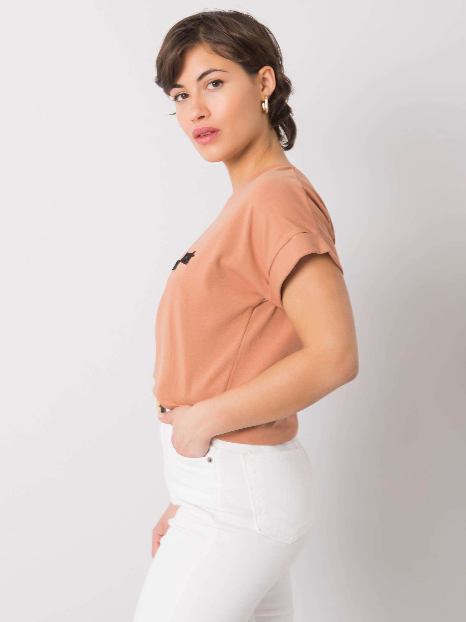 Camelowy t-shirt z haftowanym napisem