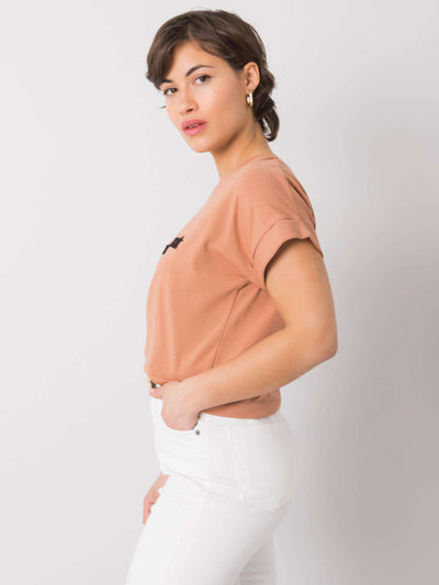Camelowy t-shirt z haftowanym napisem