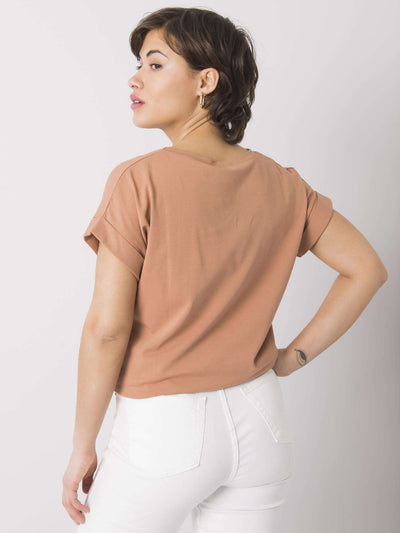 Camelowy t-shirt z haftowanym napisem