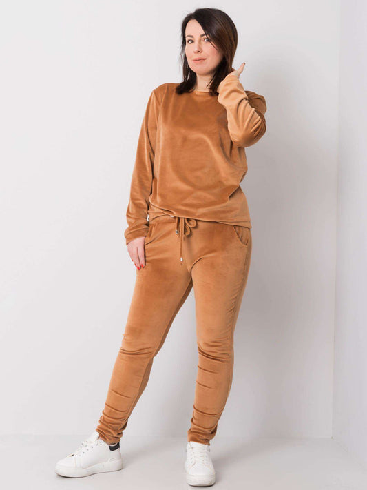 Camelowy komplet welurowy plus size