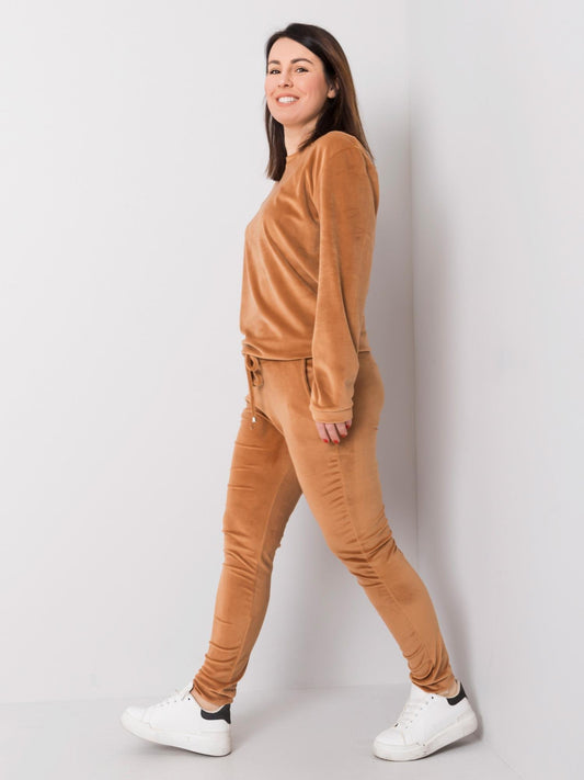 Camelowy komplet welurowy plus size
