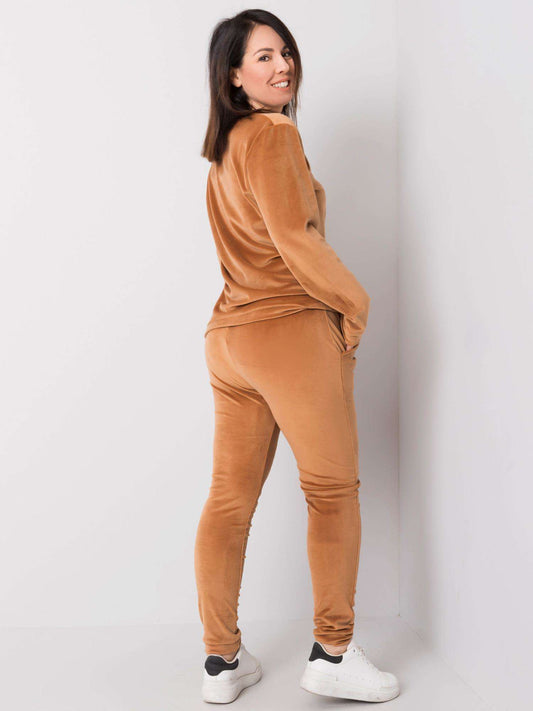 Camelowy komplet welurowy plus size
