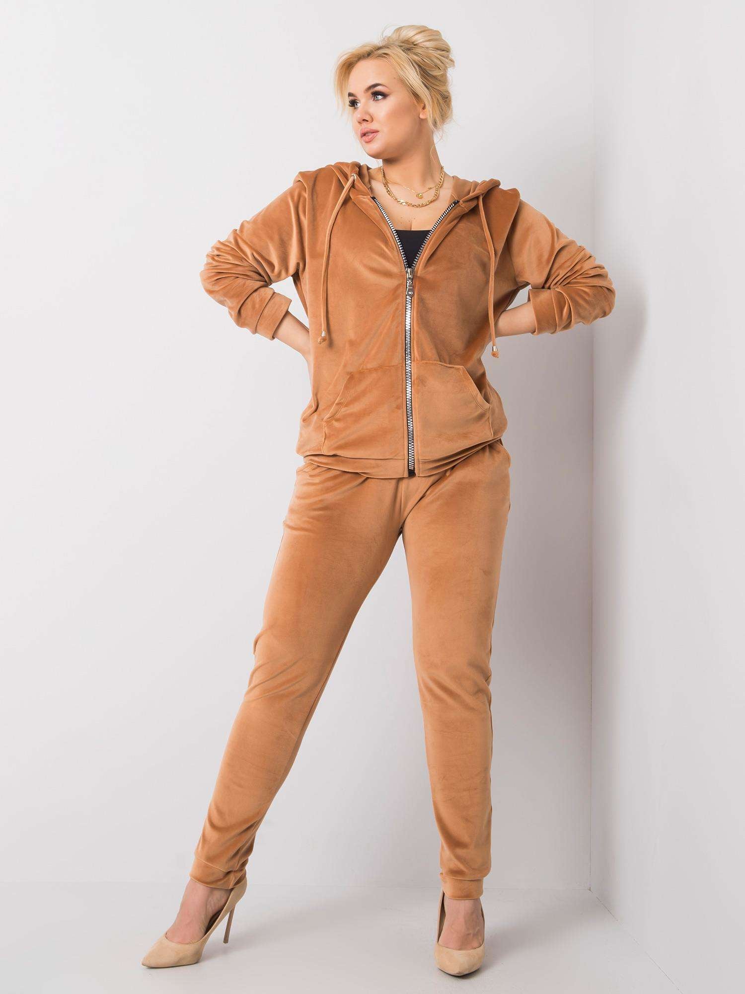 Camelowy komplet welurowy plus size