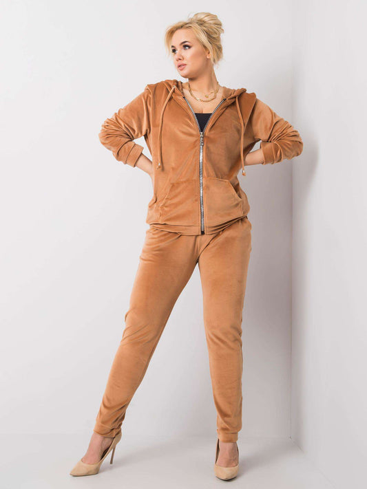 Camelowy komplet welurowy plus size