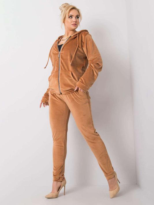 Camelowy komplet welurowy plus size