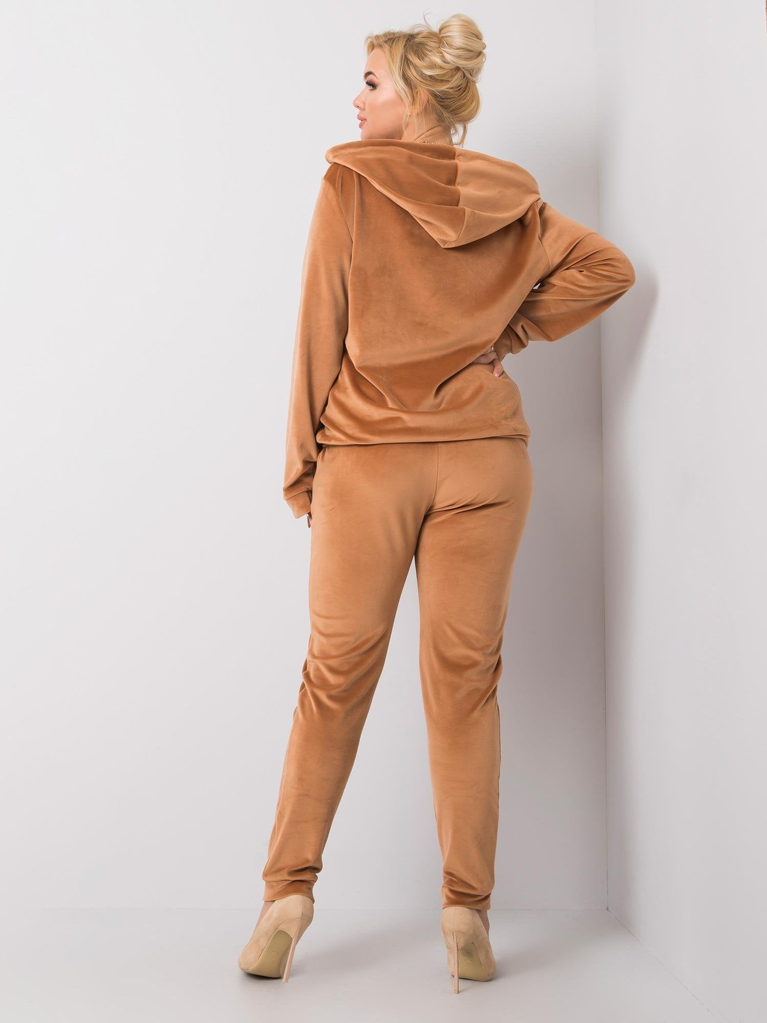 Camelowy komplet welurowy plus size