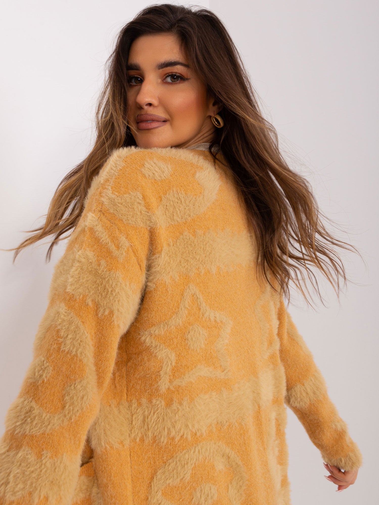 Camelowy kardigan we wzory