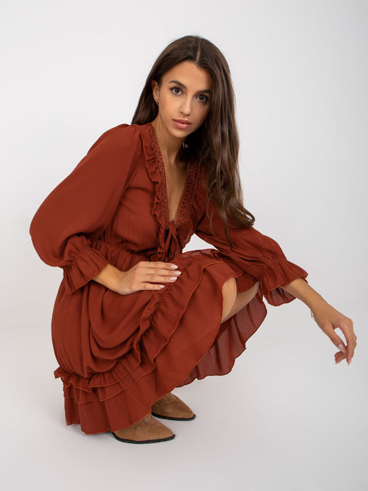 Ceglasta mini sukienka z falbaną w stylu boho OCH BELLA