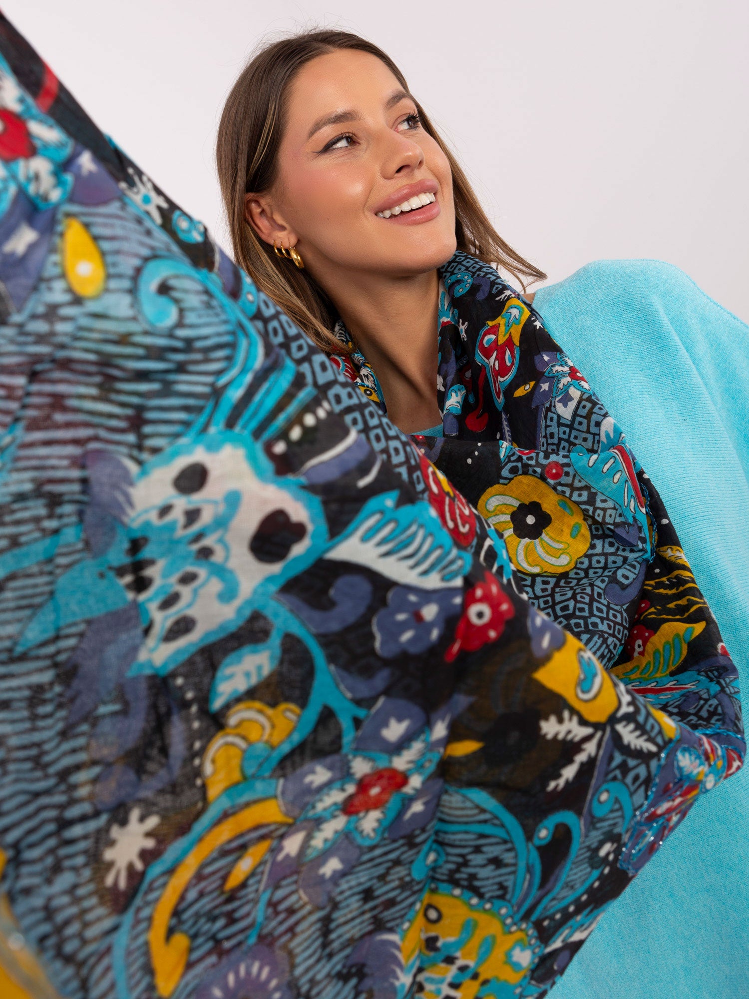 Chusta damska w kolorowe kwiaty