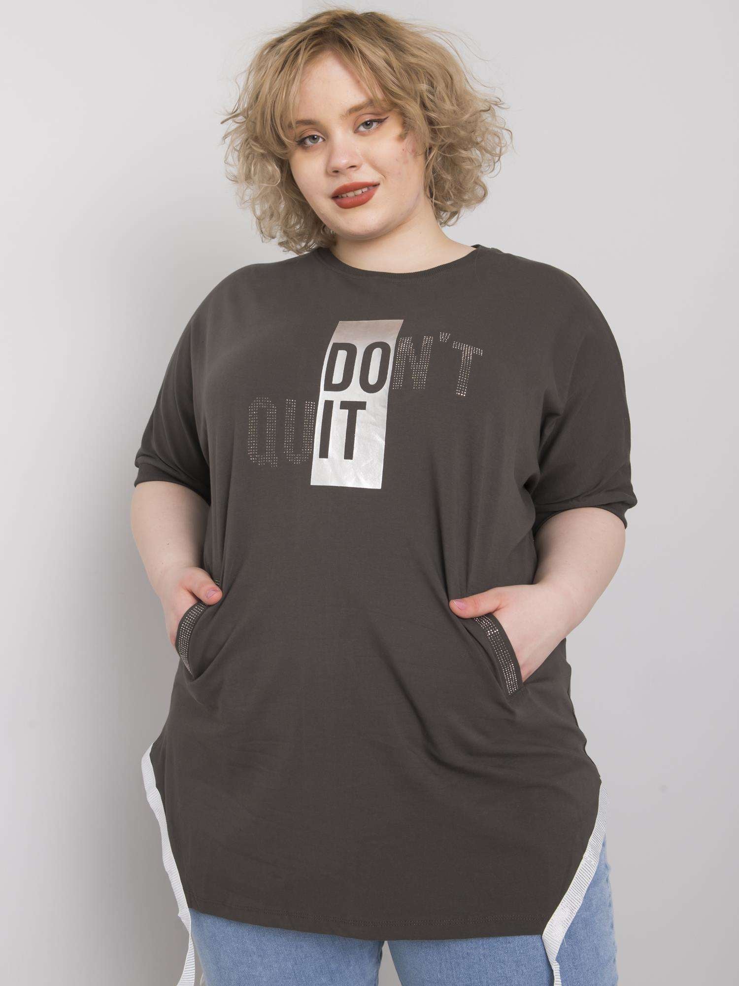Ciemna khaki bluzka plus size z napisem
