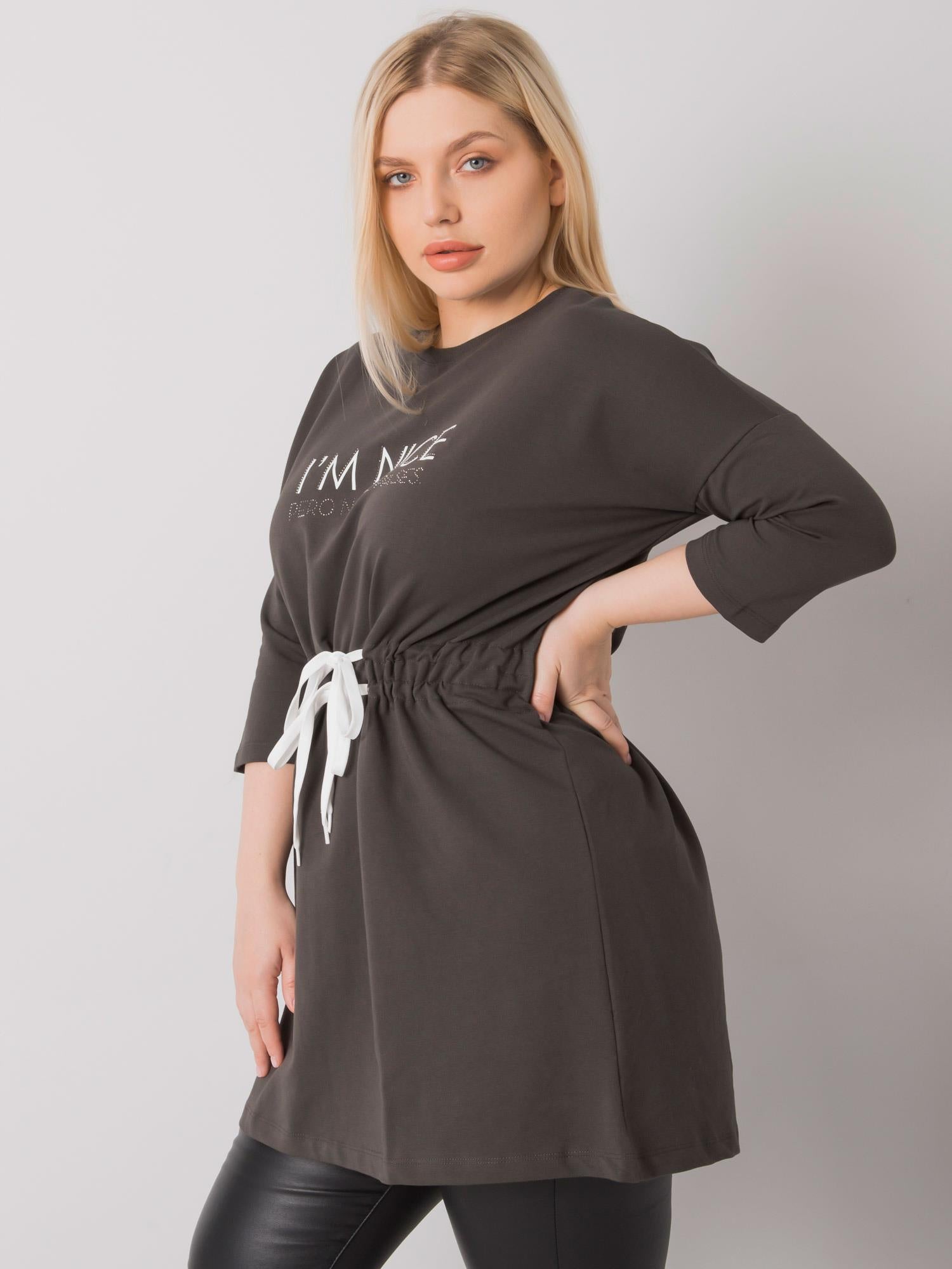 Ciemna khaki tunika plus size z napisem