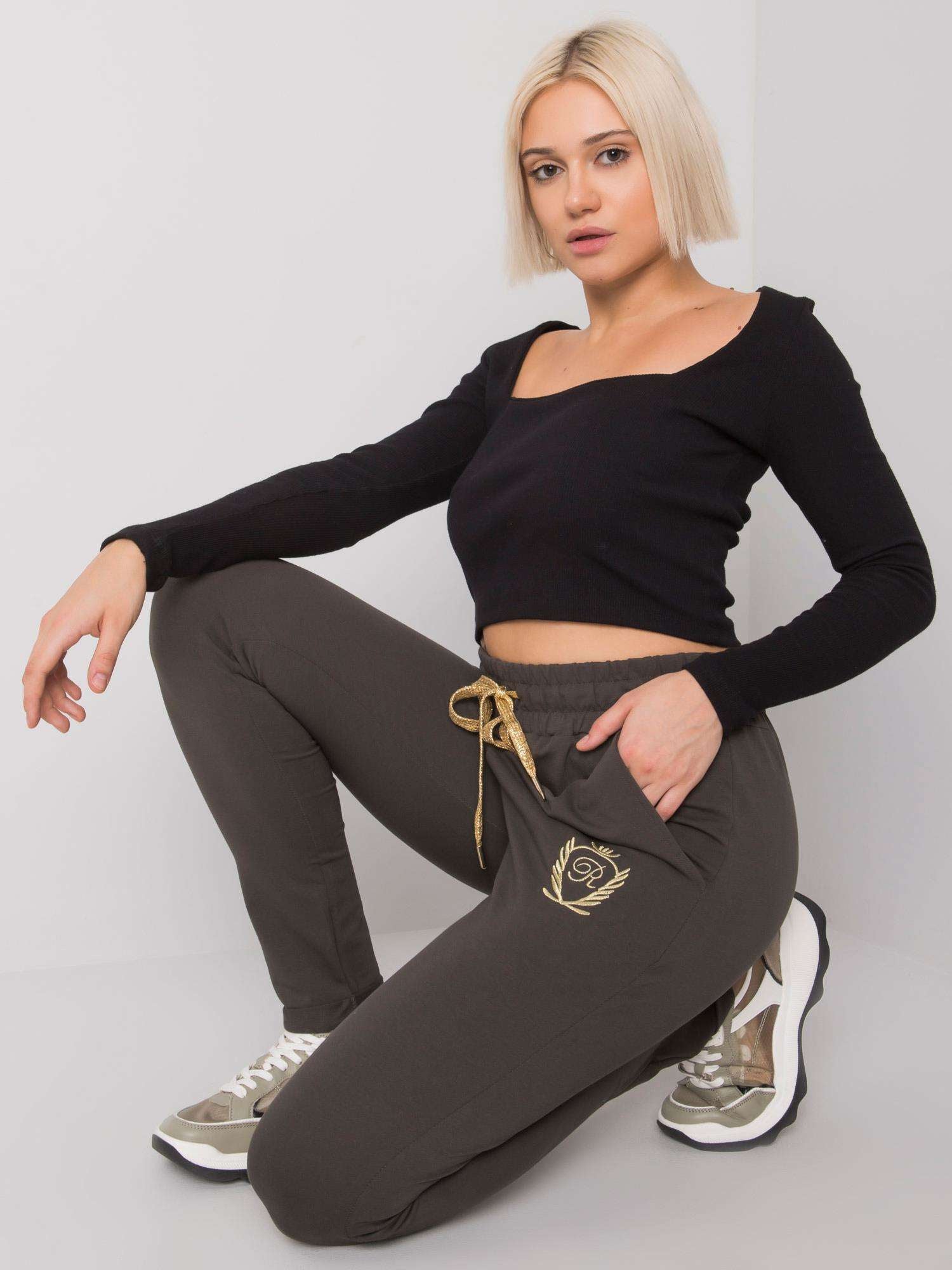 Ciemne khaki spodnie dresowe z logo