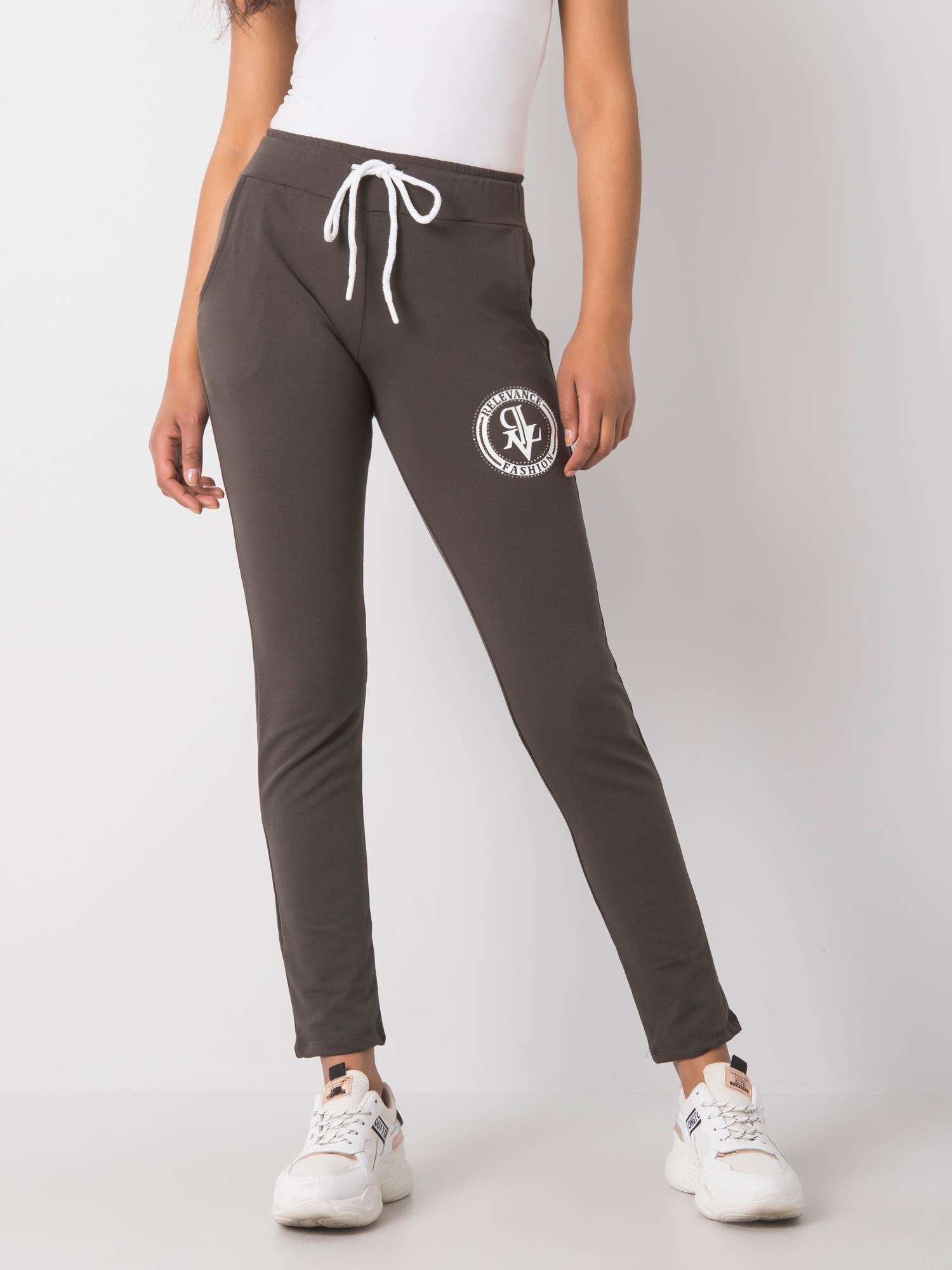 Ciemne khaki spodnie dresowe z aplikacją